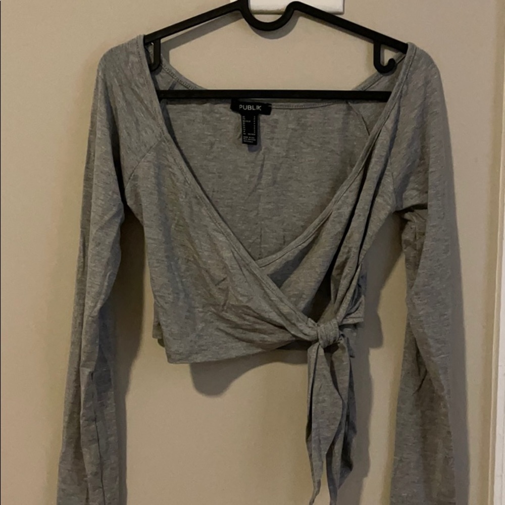 Long sleeved tie knot crop top!